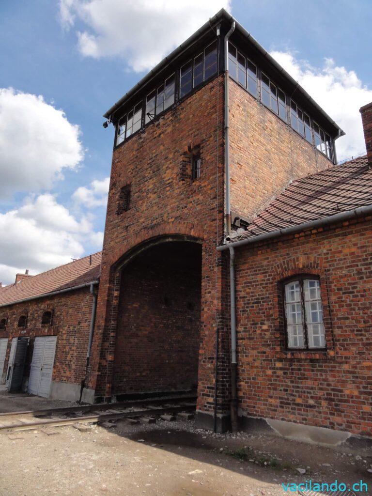Eingang zu Auschwitz 2