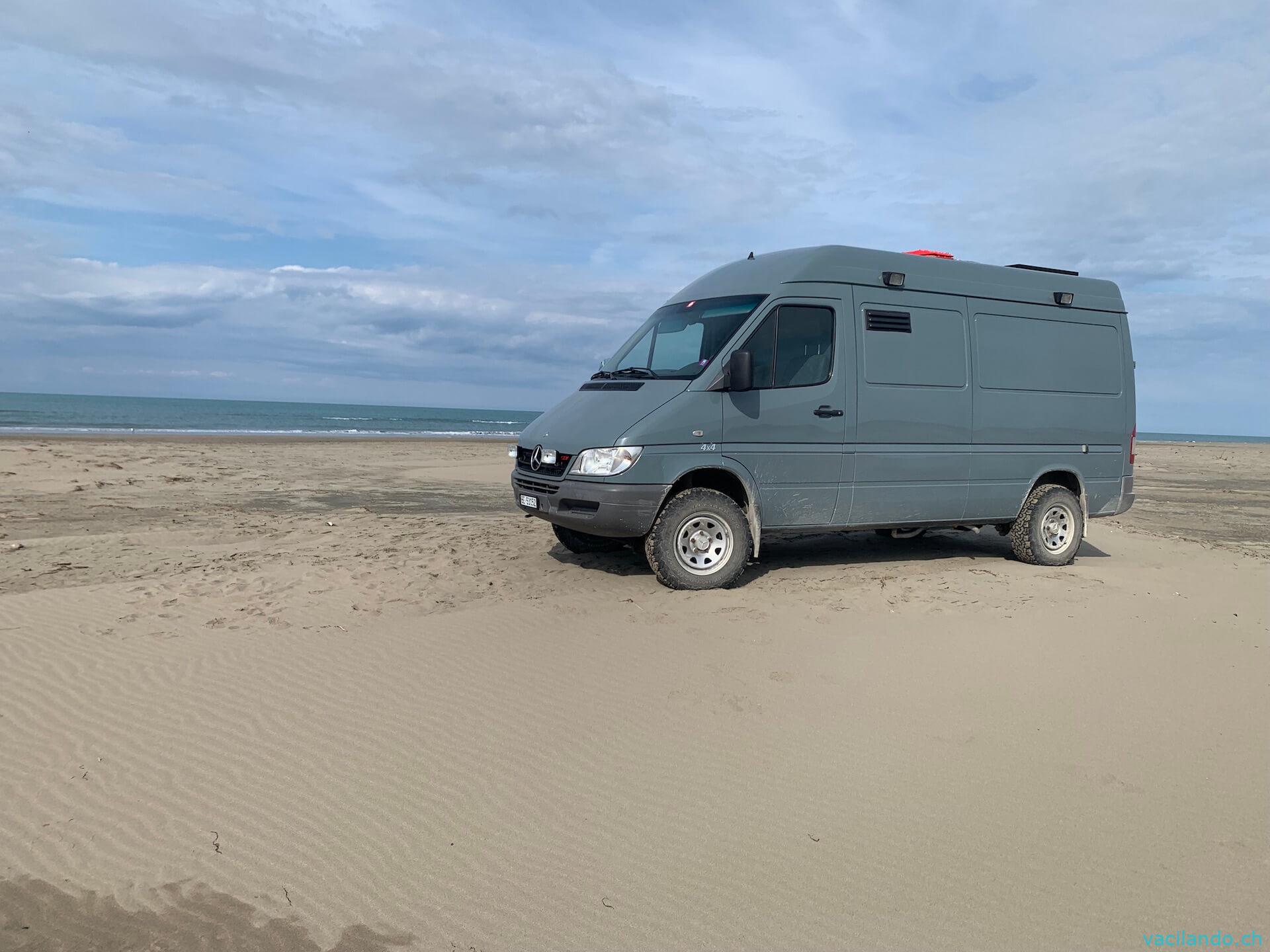 Albanien Vlora beach Sprinter 4x4