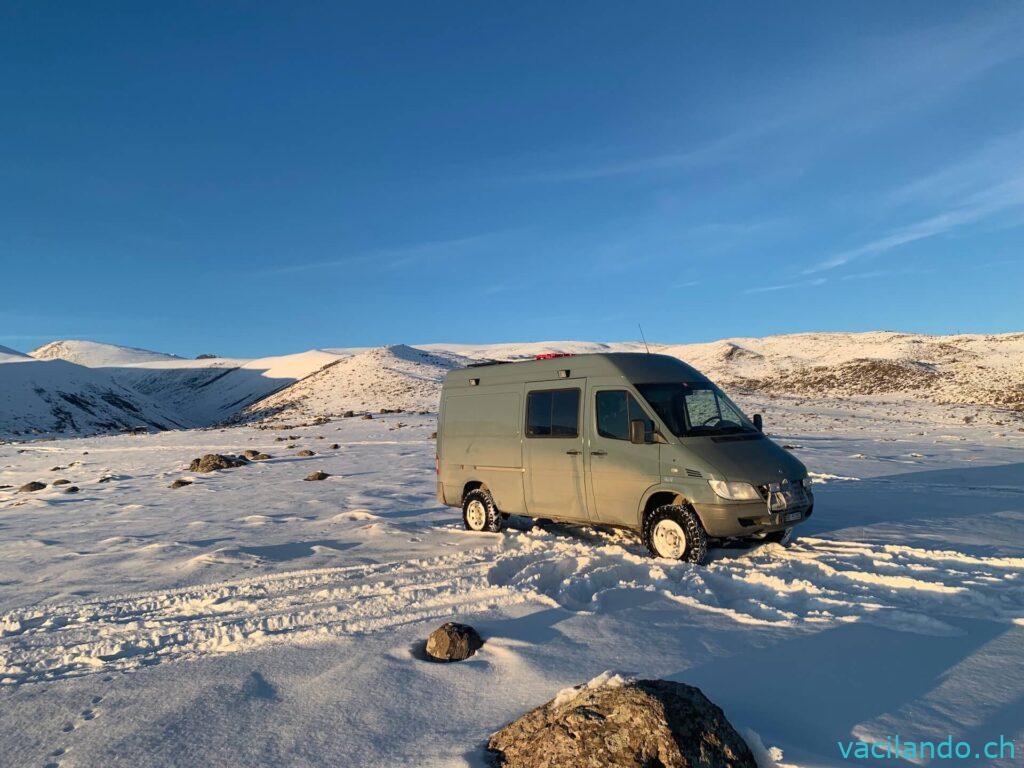 Aragats Fort im Winter mit Camper