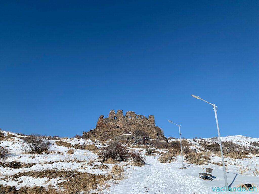 Aragats Fort im Winter mit Camper