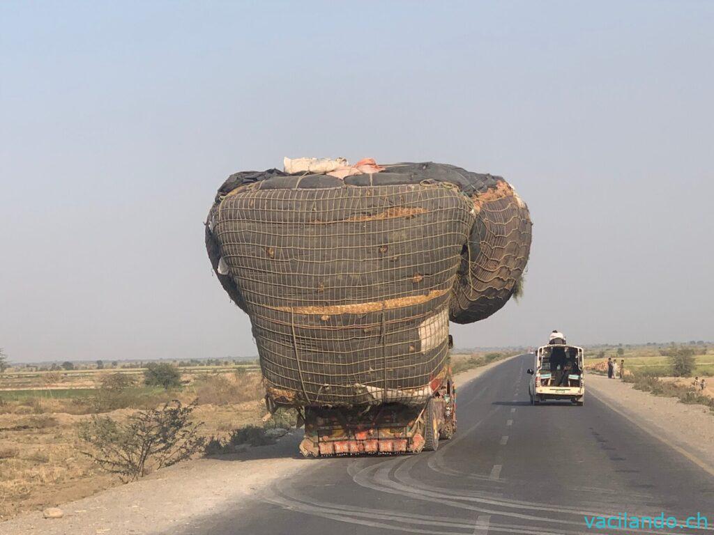 Pakistan Balutschistan Lastwagen überladen