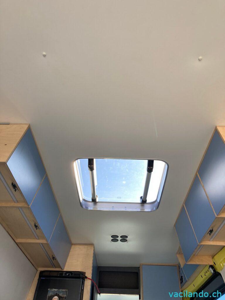 Decke mit Dachfensterausschnitt Camper