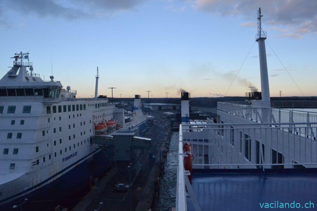 Anlegen mit der Fähre am Hafen in Helsinki
