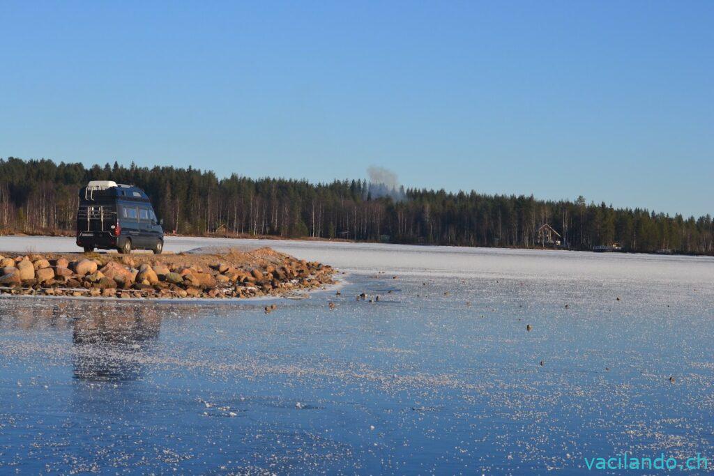 Finnland See mit Camper