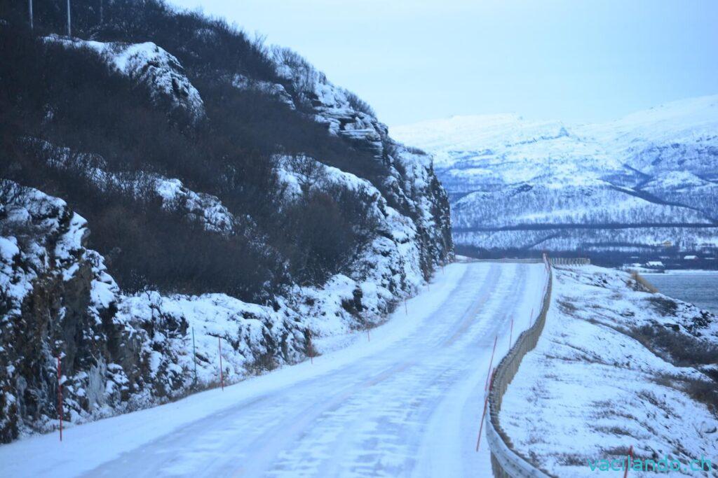 Küstenstrasse im Winter in Norwegen