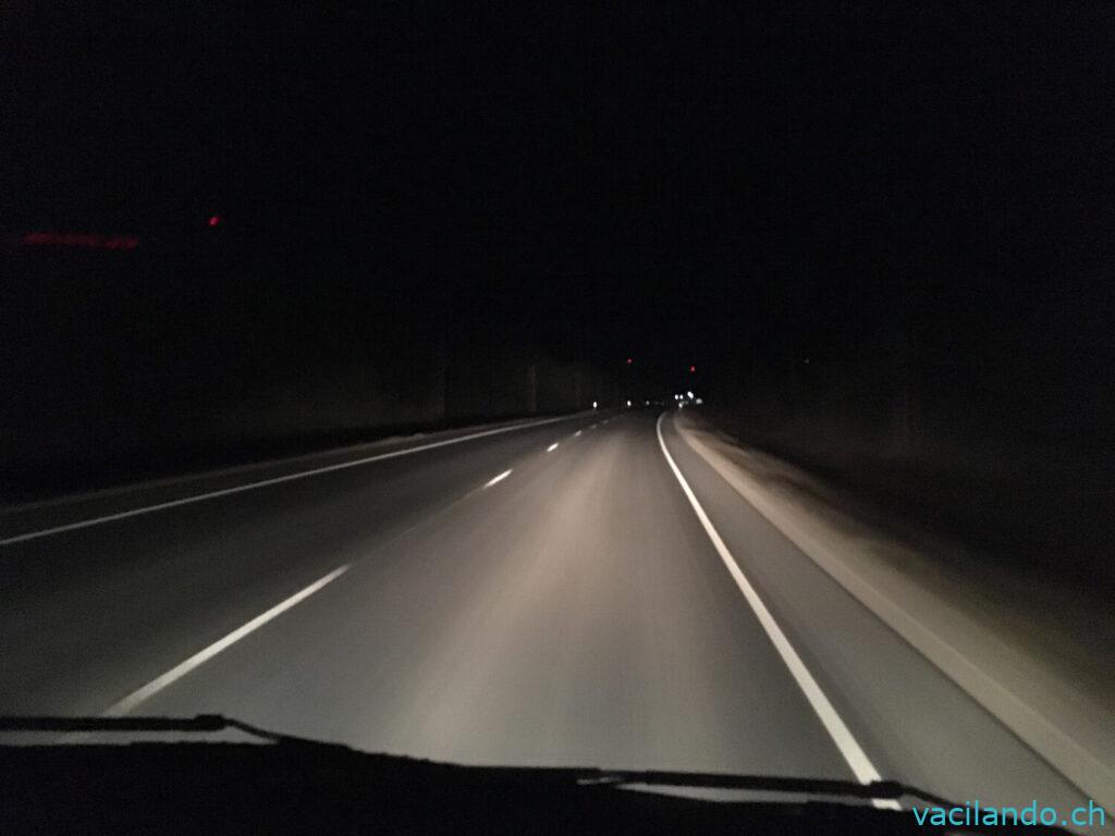 Norwegen im Winter bei Dunkelheit