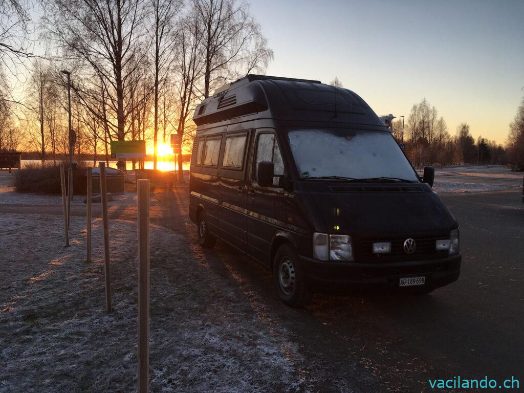 Parkplatz Rovaniemi mit Reisemobil im Winter